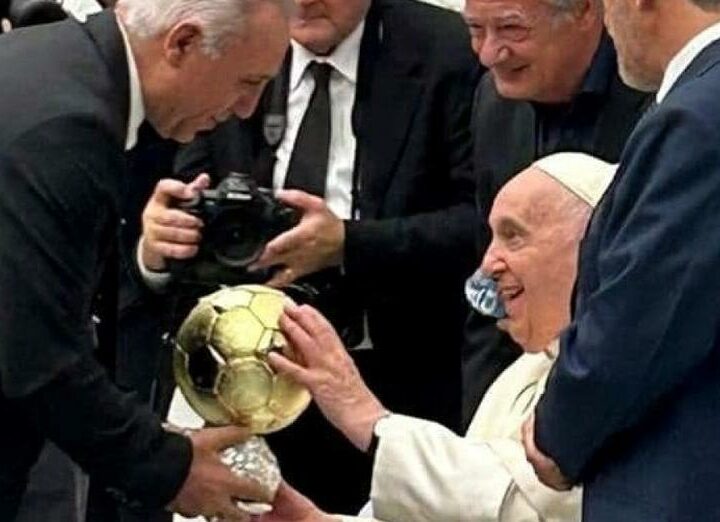 Стоичков подари „Златната топка“ на Папата в Мача на мира