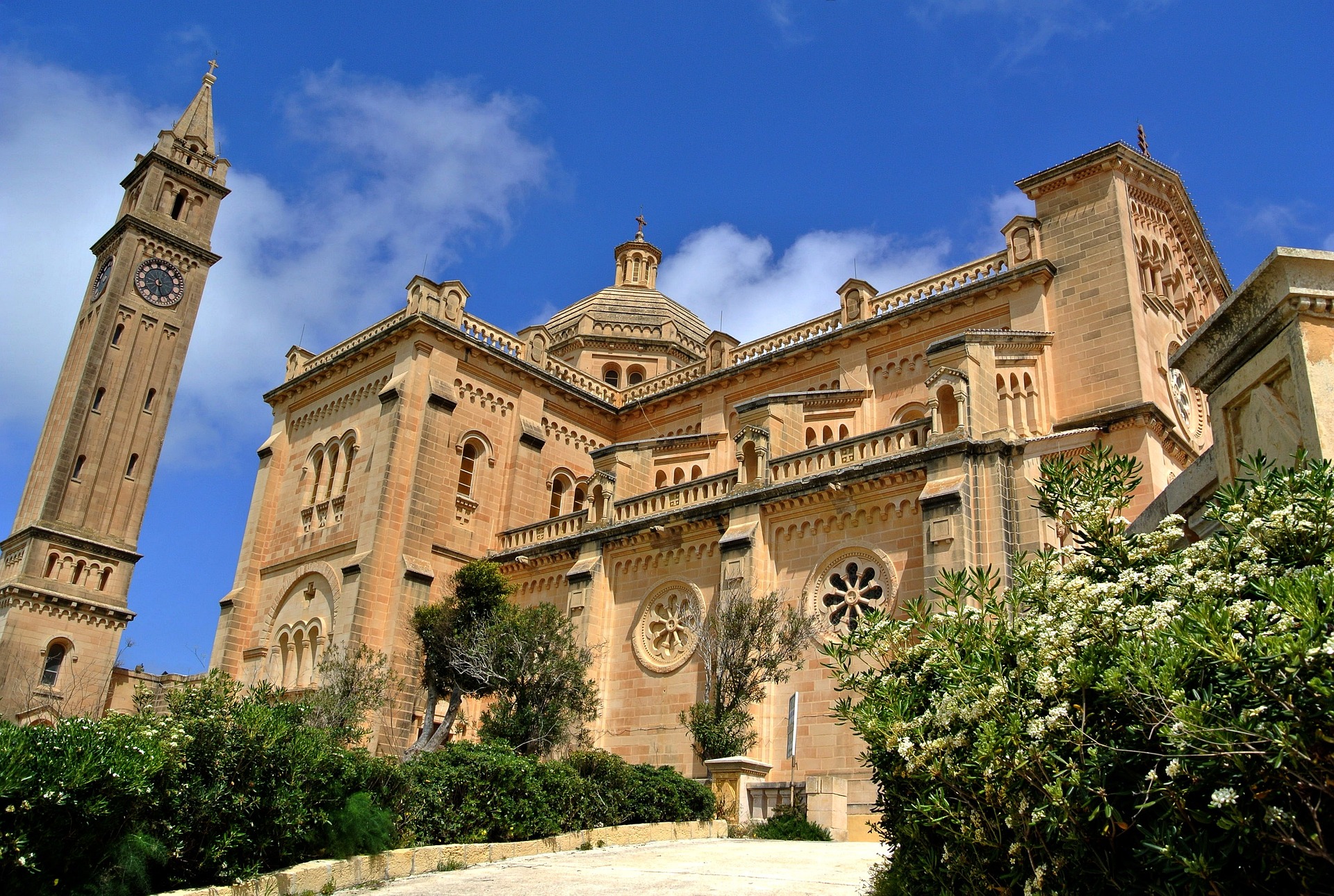 Слънчевият рай Малта, една от най-малките страни