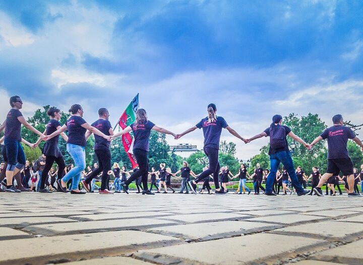 430 танцьори от ЕРЕМИЯ танцуват на площада в Русе благотворително