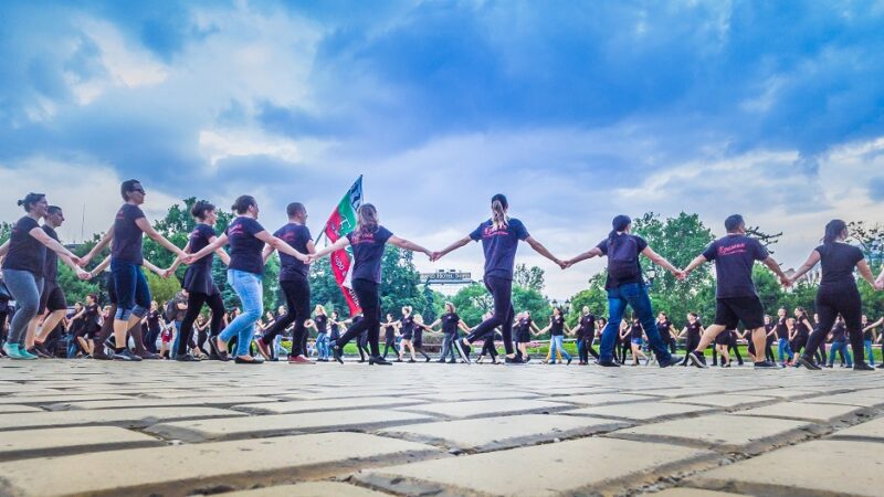 430 танцьори от ЕРЕМИЯ танцуват на площада в Русе благотворително