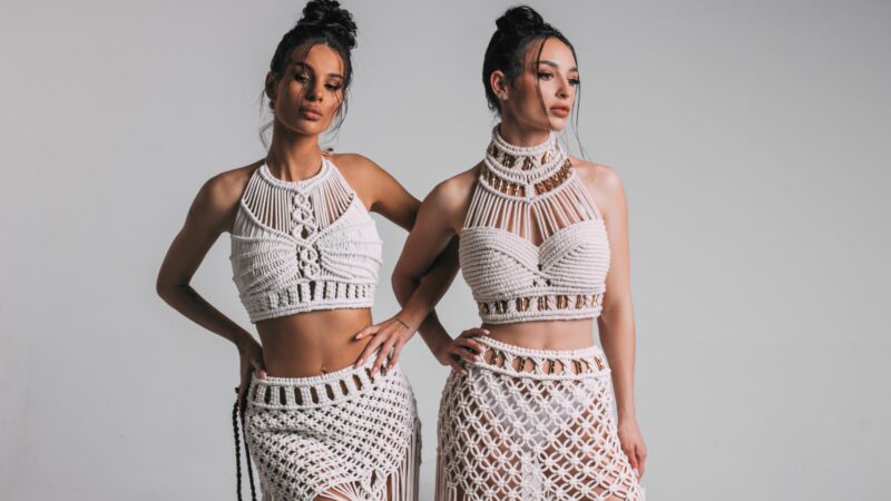 Моден тренд 2023: Бохо-шик рокли от макраме – хитът в плажната мода