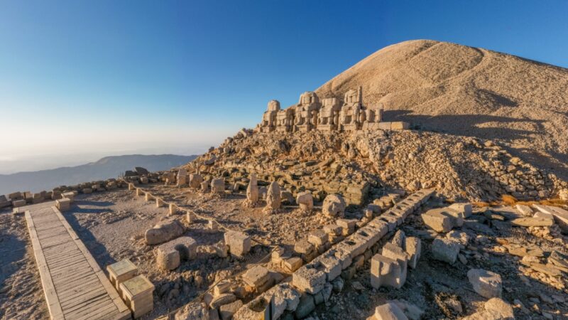 Планината Немрут е сред най-популярните маршрути в Турция