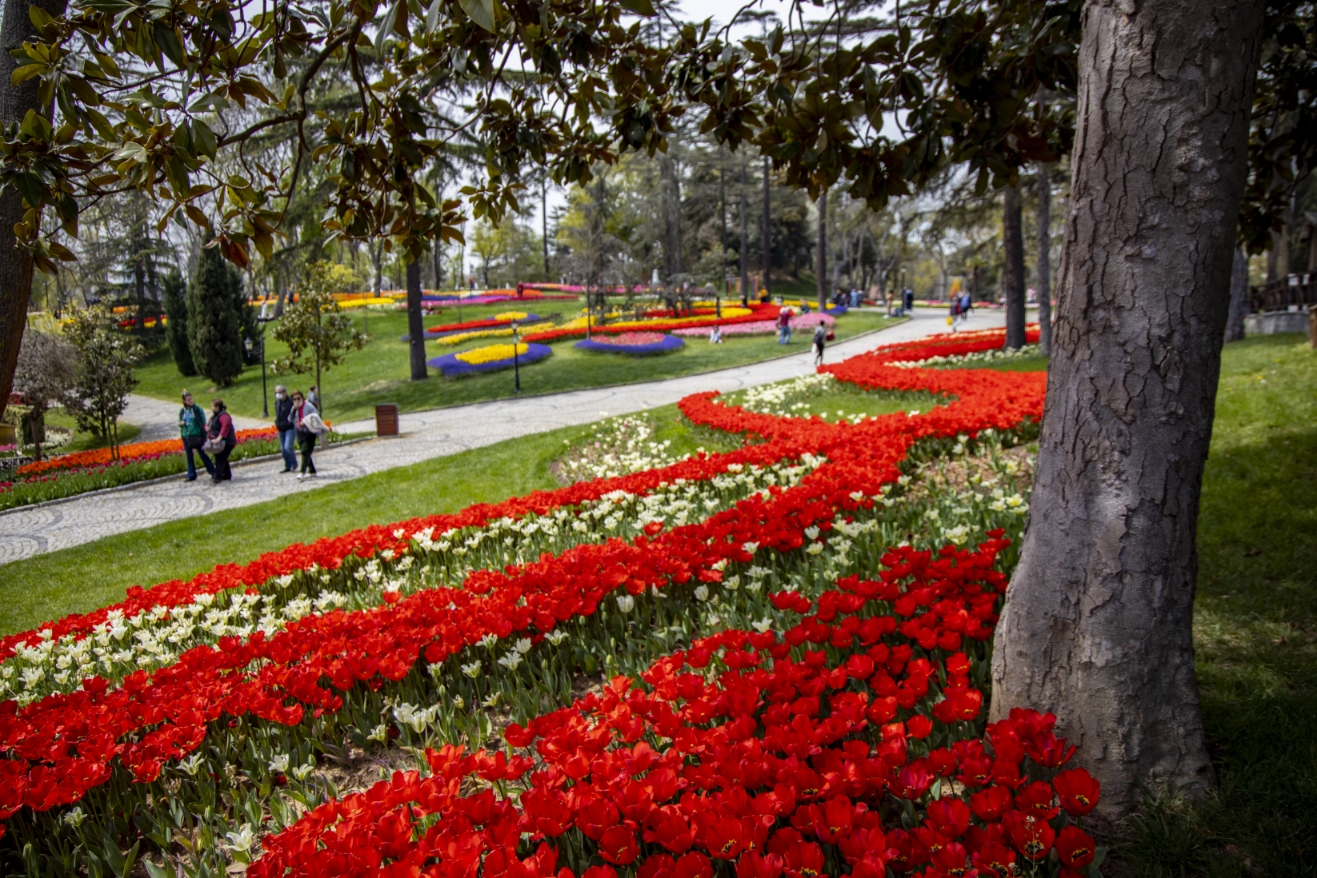 Истанбул през пролетта: Фестивалът на лалетата, гледките от Босфора и сезонната кухня